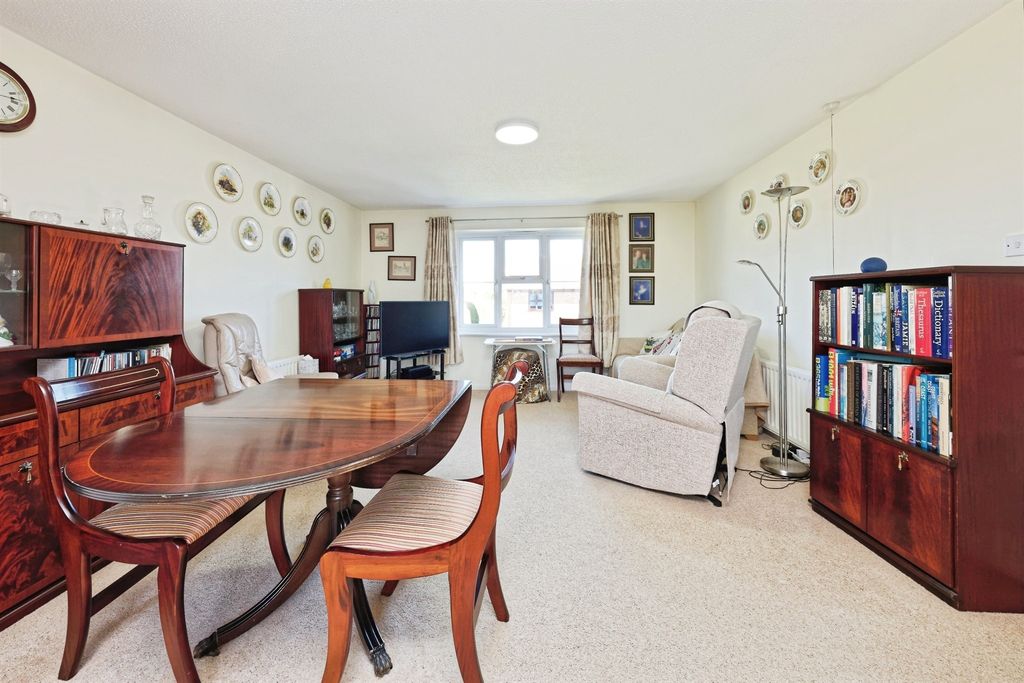 1 bed flat for saleAbbey Fields, Faversham ME13 photo 5