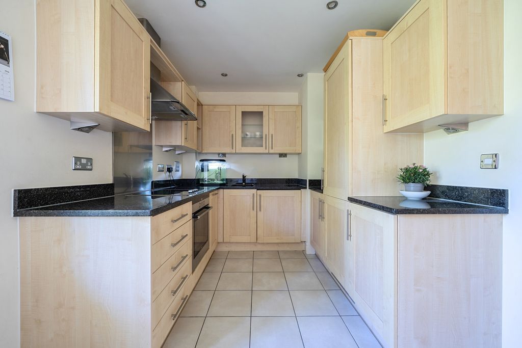 Additional image 11 of 2 bed flat for salePackhorse Road, Gerrards Cross, Buckinghamshire SL9
