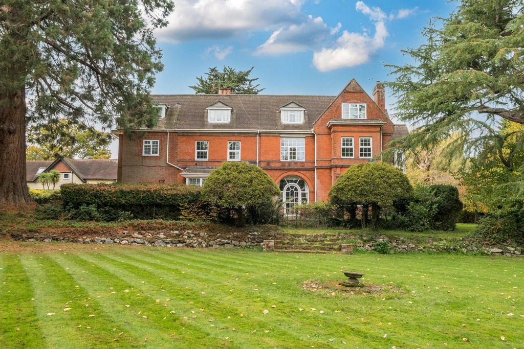2 bed flat for saleLower Hale, Farnham, Surrey GU9