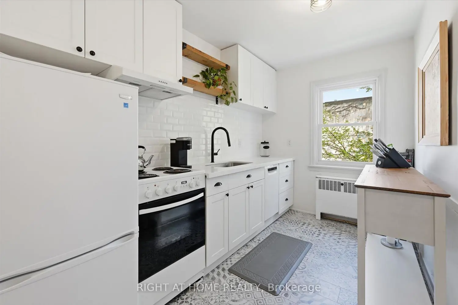 137 Emerald Street 28 photo 4