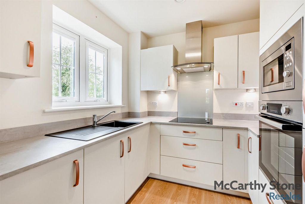 2 bed flat for saleWeavers House, Highgate Hill, Hawkhurst TN18 photo 2