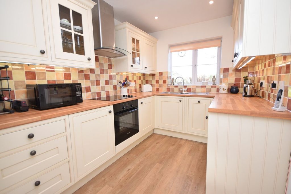 Additional image 8 of 2 bed bungalow for saleStratford Court, Avon Road, Farnham GU9