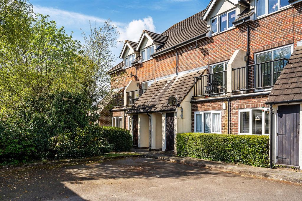 2 bed maisonette for saleCrowhurst Mead, Godstone RH9