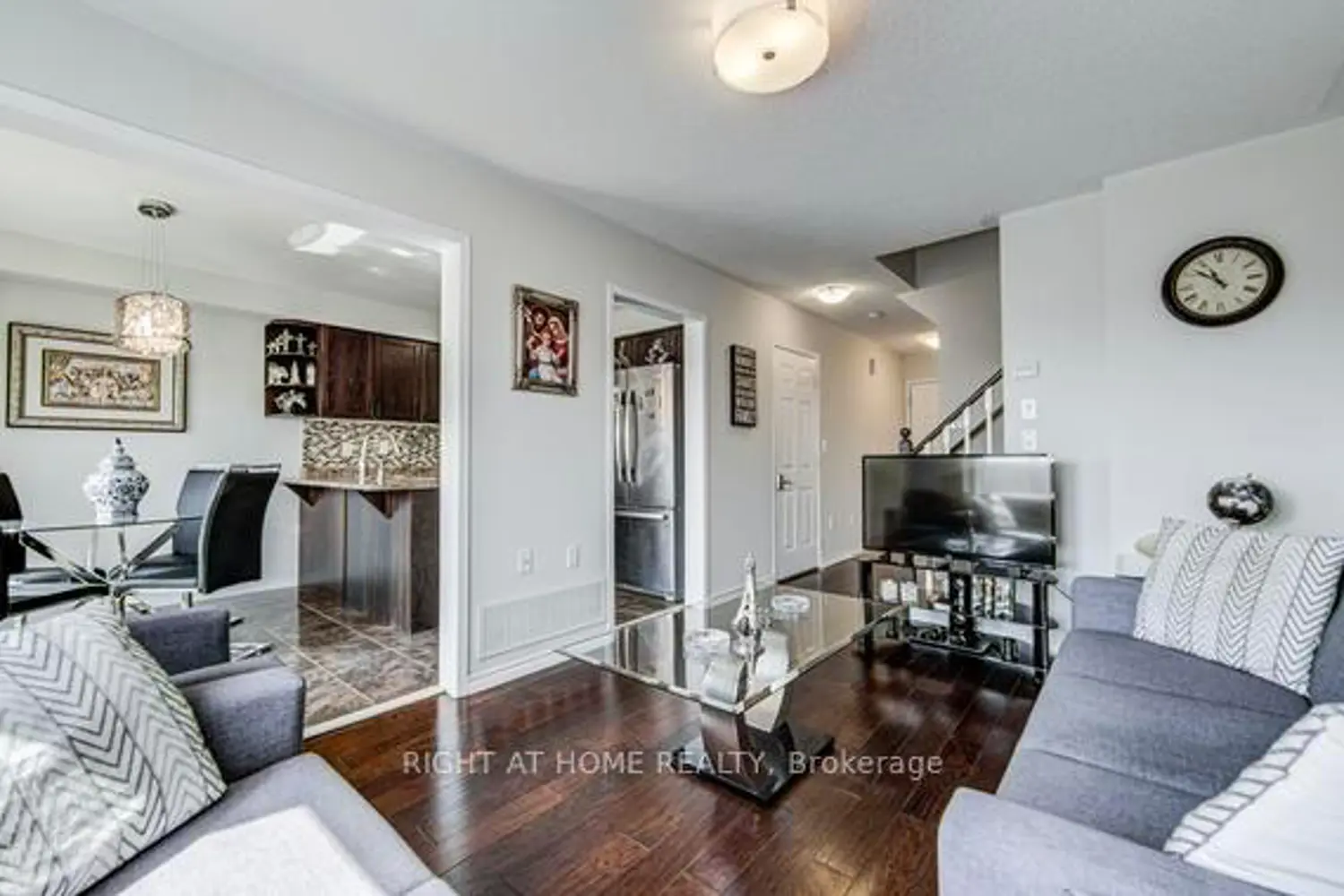 4864 Capri Crescent photo 5