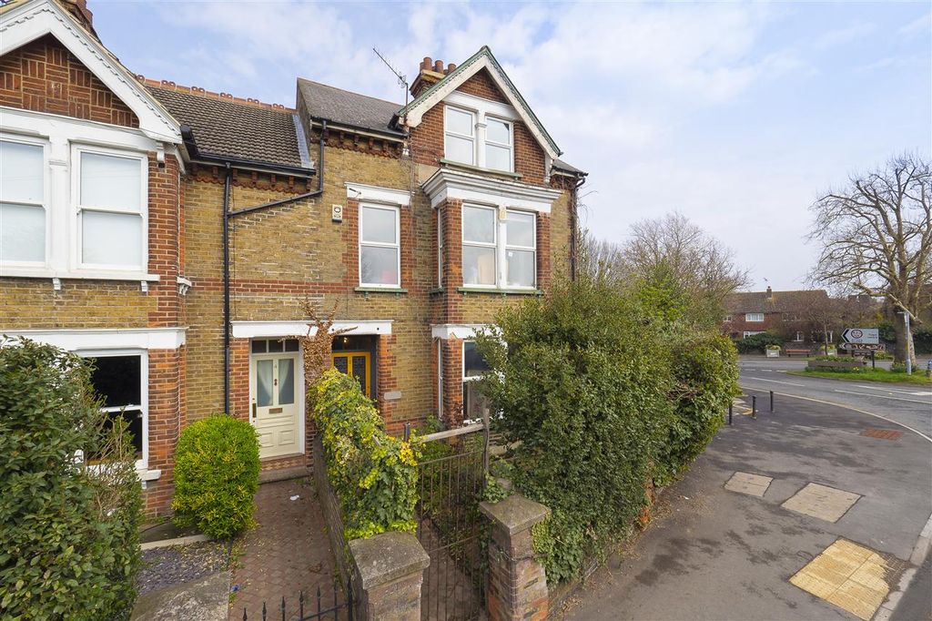 6 bed end terrace house for saleWillowmore, 2 London Road, Faversham ME13