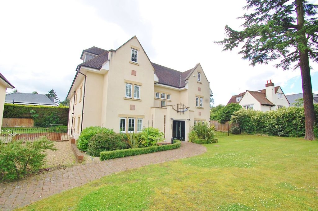 2 bed flat for salePackhorse Road, Gerrards Cross, Buckinghamshire SL9