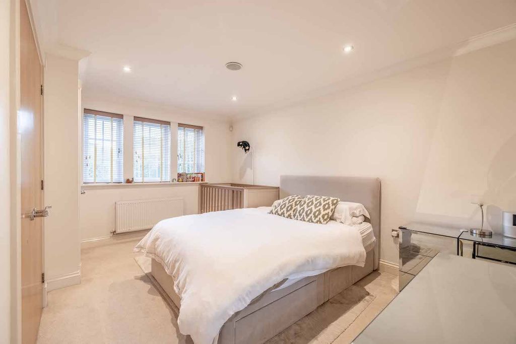 Additional image 3 of 2 bed flat for salePackhorse Road, Gerrards Cross SL9