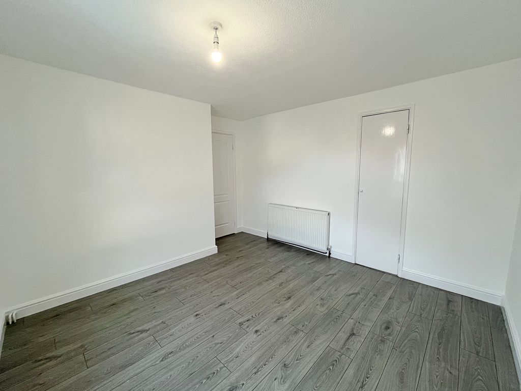 3 bed maisonette for saleCommunity Road, Greenford UB6 photo 5