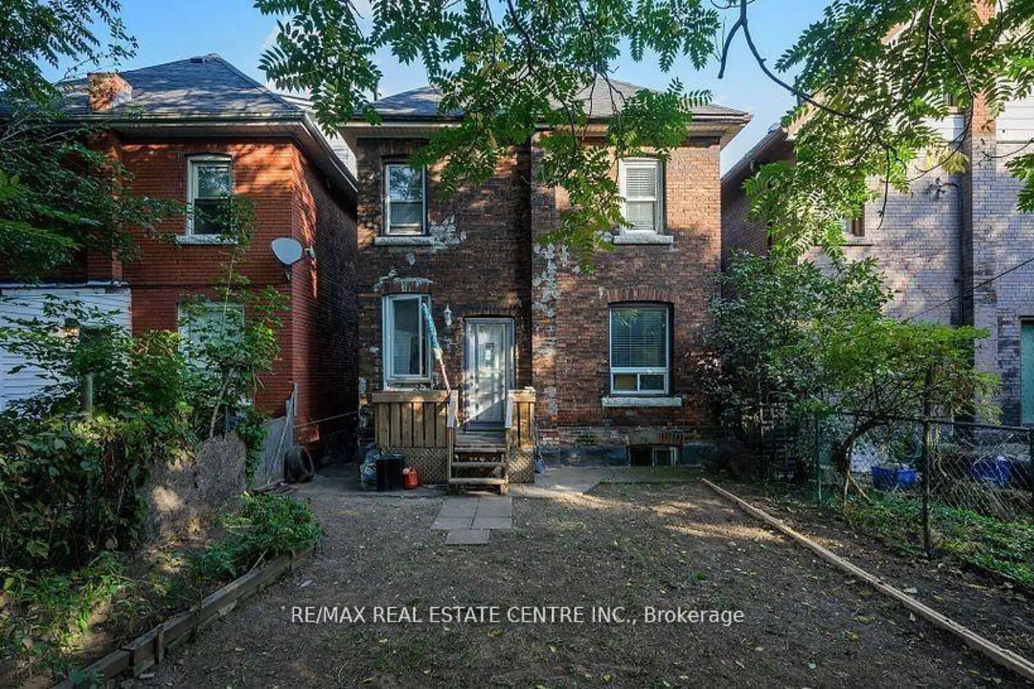 439 Wentworth St N photo 3