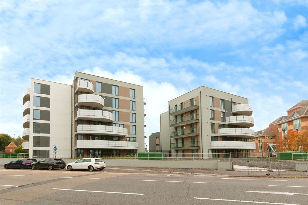 2 bed flat for saleSavoy Place, Farnborough, Hampshire GU14