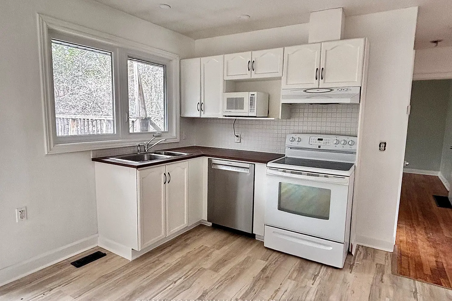 379 St Denis Street photo 3