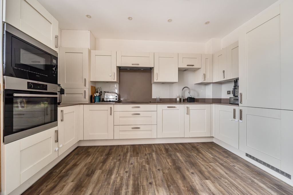 2 bed flat for saleDenzil Road, Guildford GU2 photo 5