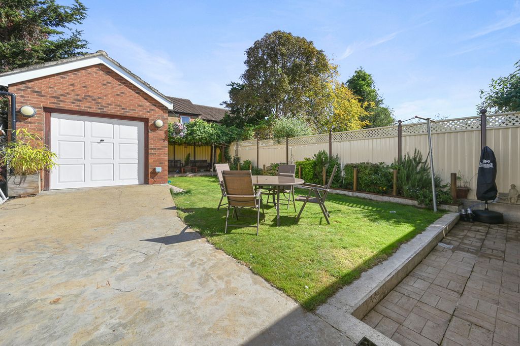 5 bed semi-detached house for saleCostons Avenue, Greenford UB6