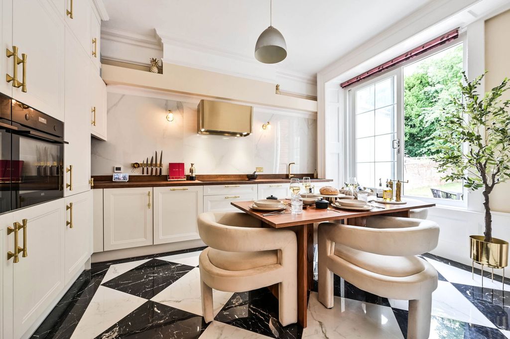 2 bed maisonette for saleWaterden Road, Guildford GU1 photo 3