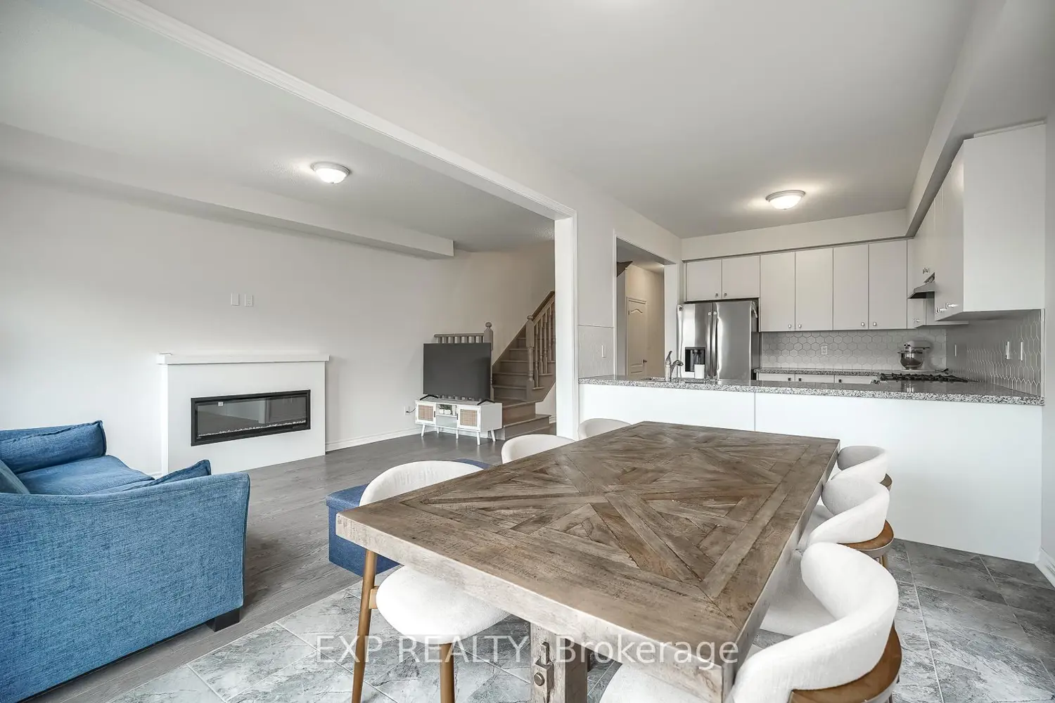 1020 Matthew Murray Crescent photo 4