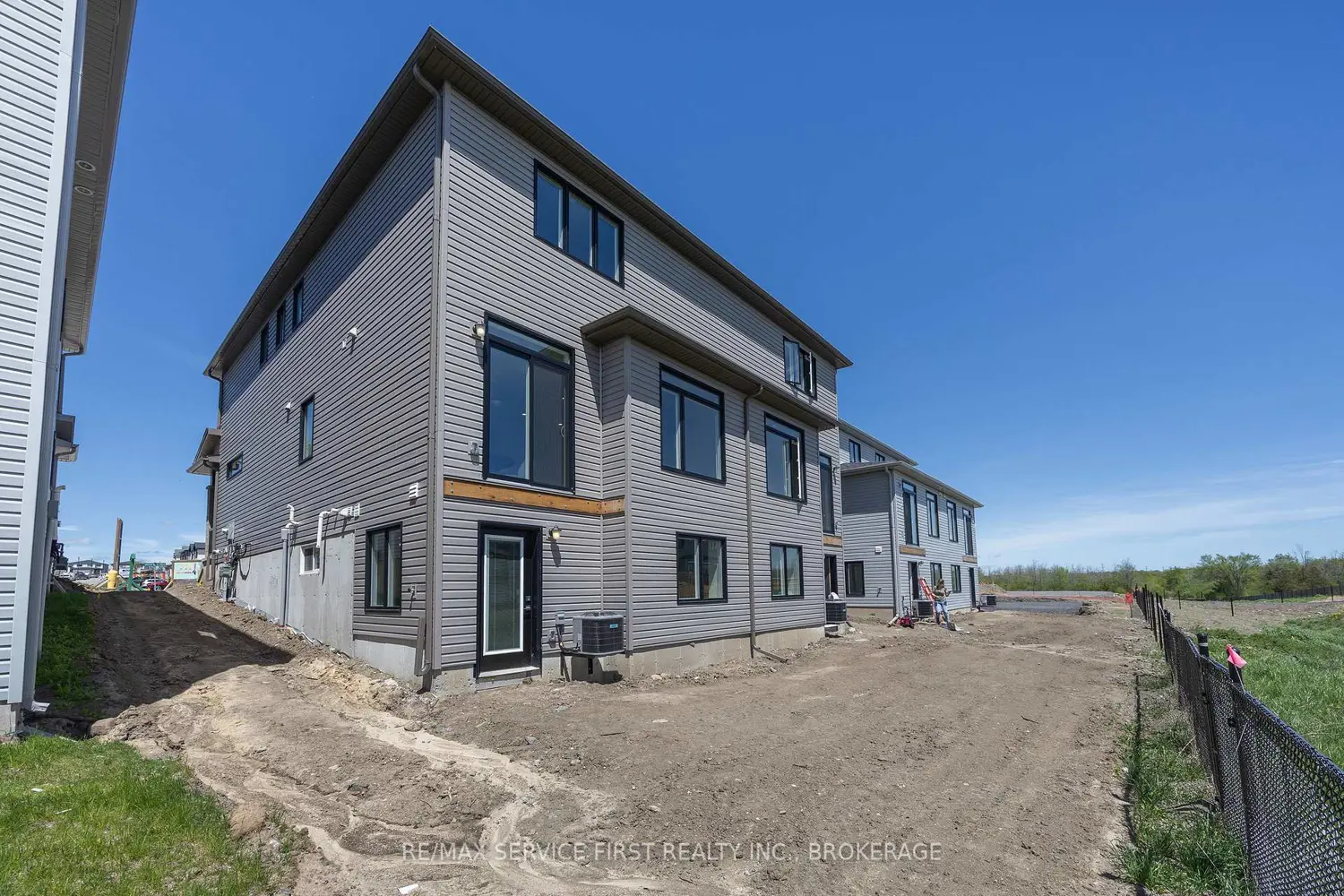 1351 Woodfield Crescent photo 4