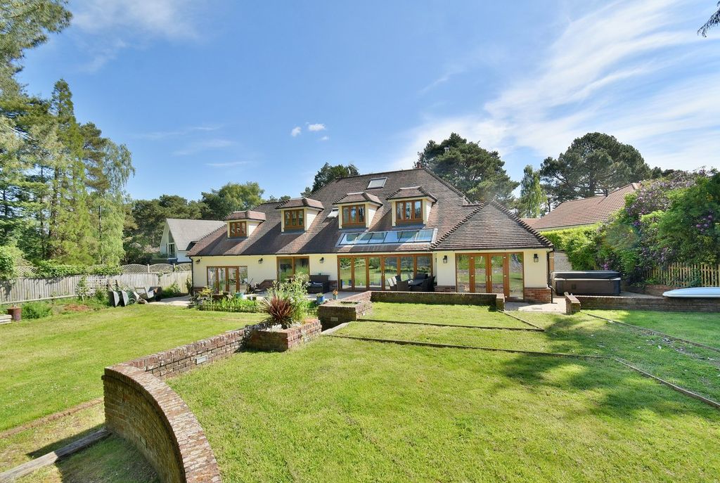 5 bed detached house for saleFerndown BH22 photo 3