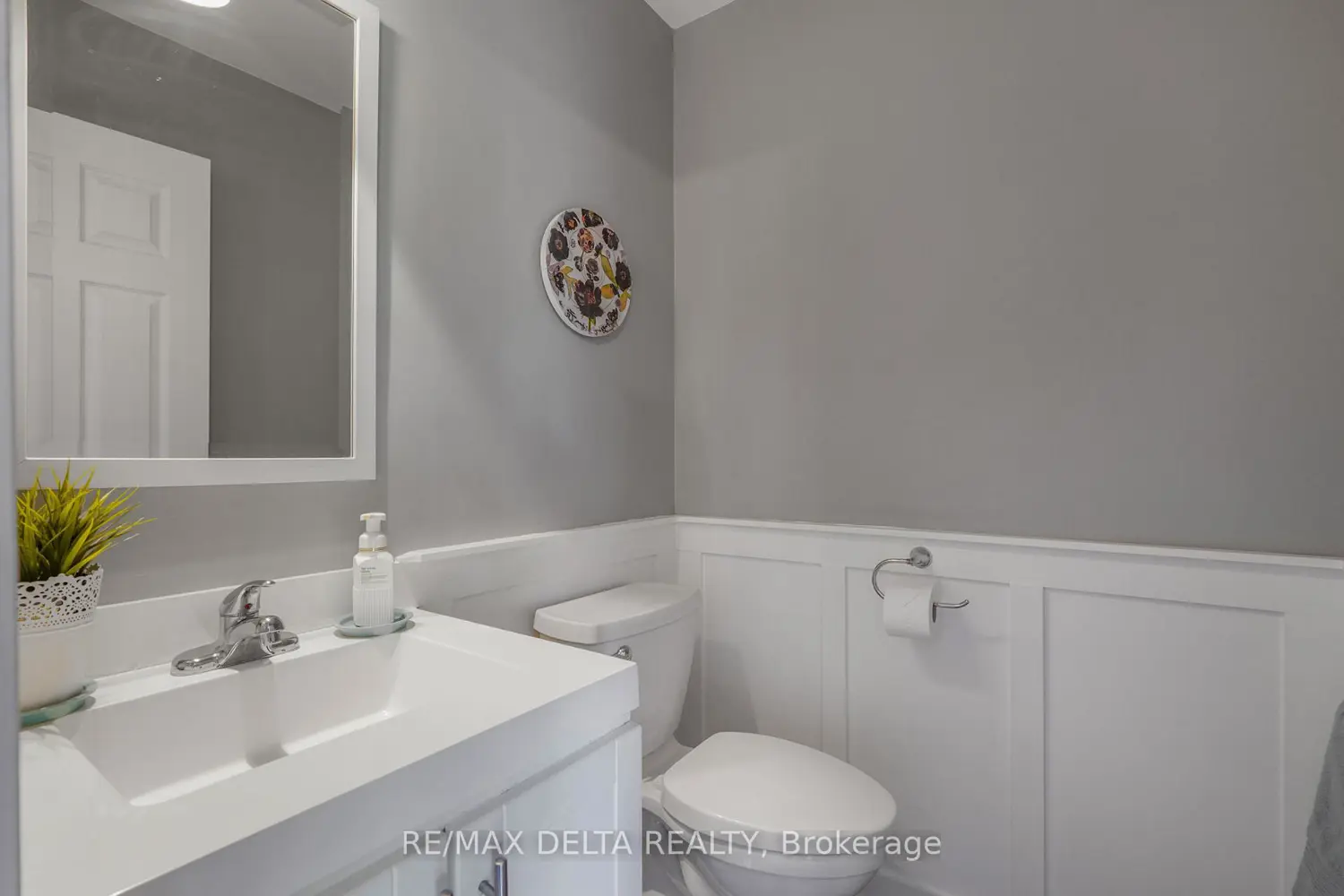698 Brome Crescent photo 4