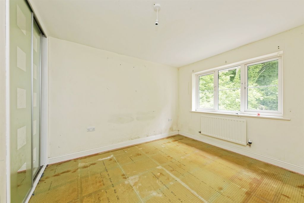 2 bed flat for saleFinch Close, Faversham ME13 photo 2