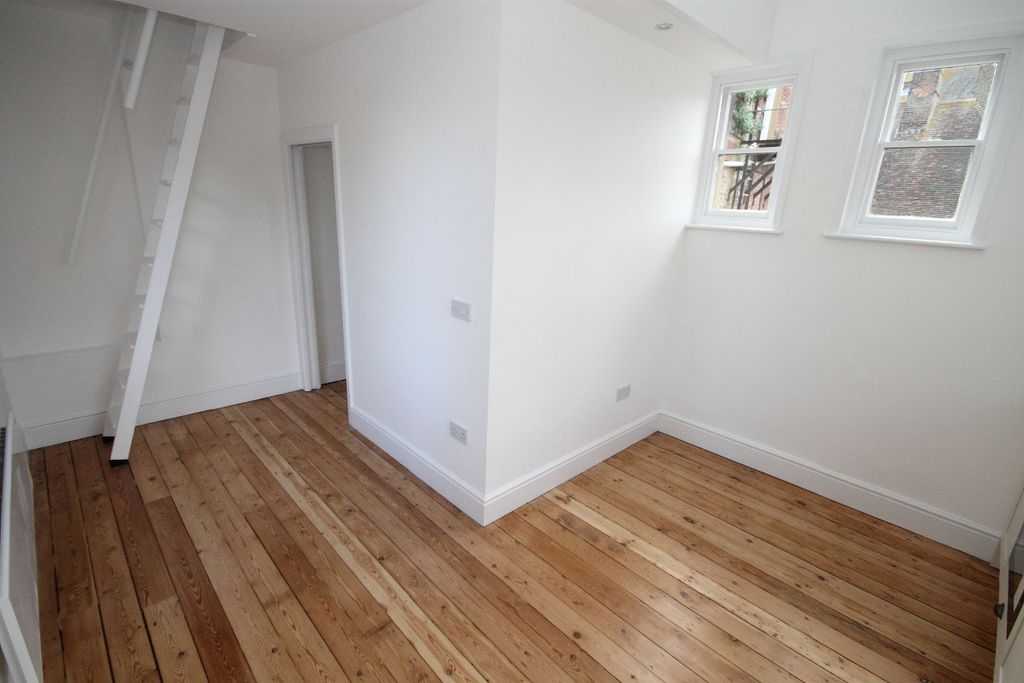 1 bed flat for saleThe Old Postmaster's House, East Street, Faversham ME13 photo 4