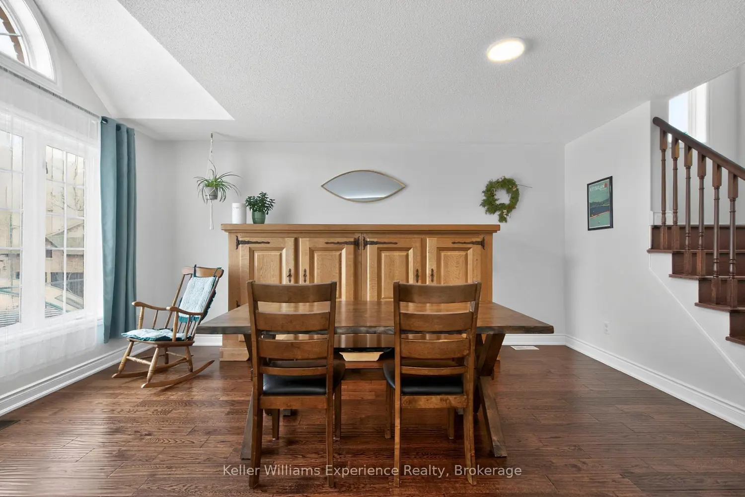 1005 Whitney Crescent photo 3