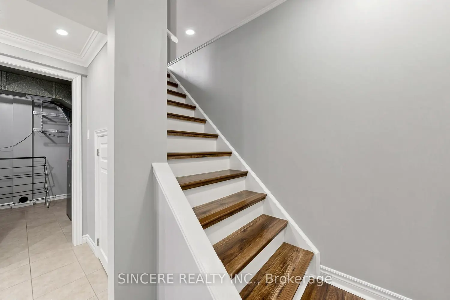 Additional image 8 of 592 Canewood Crescent