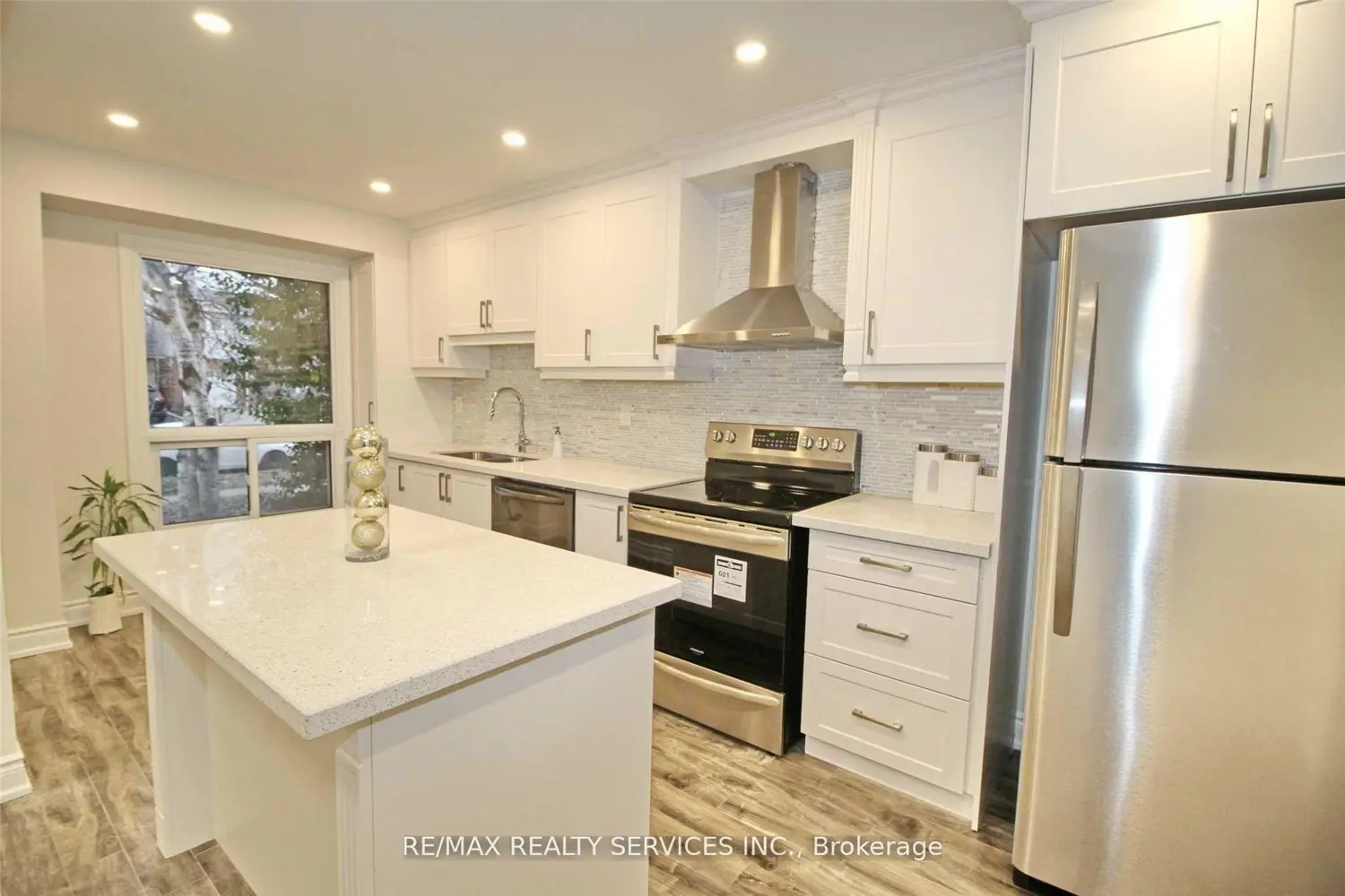 120 Simmons Boulevard photo 3