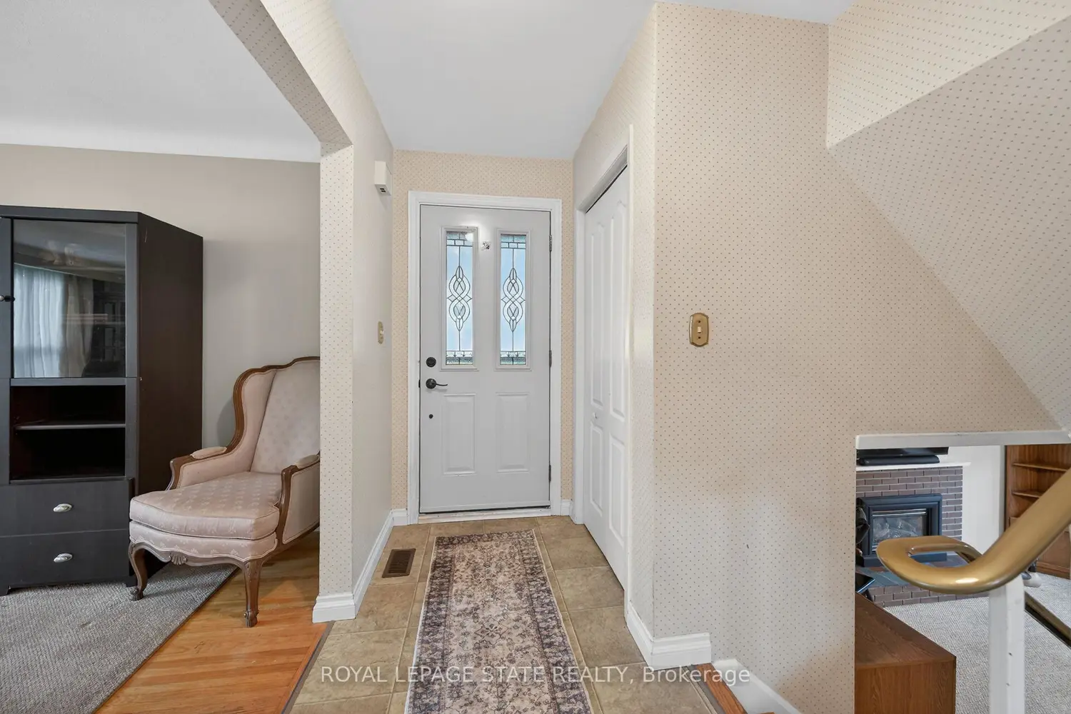 582 Woodview Road photo 2