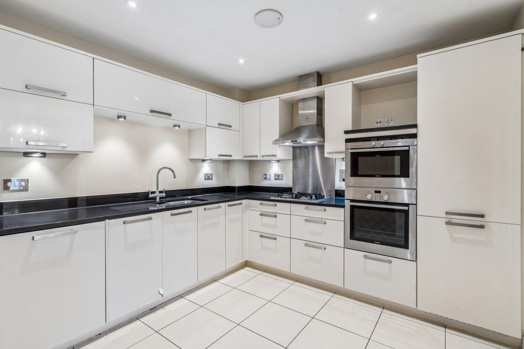 Additional image 3 of 2 bed flat for salePackhorse Road, Gerrards Cross, Buckinghamshire SL9