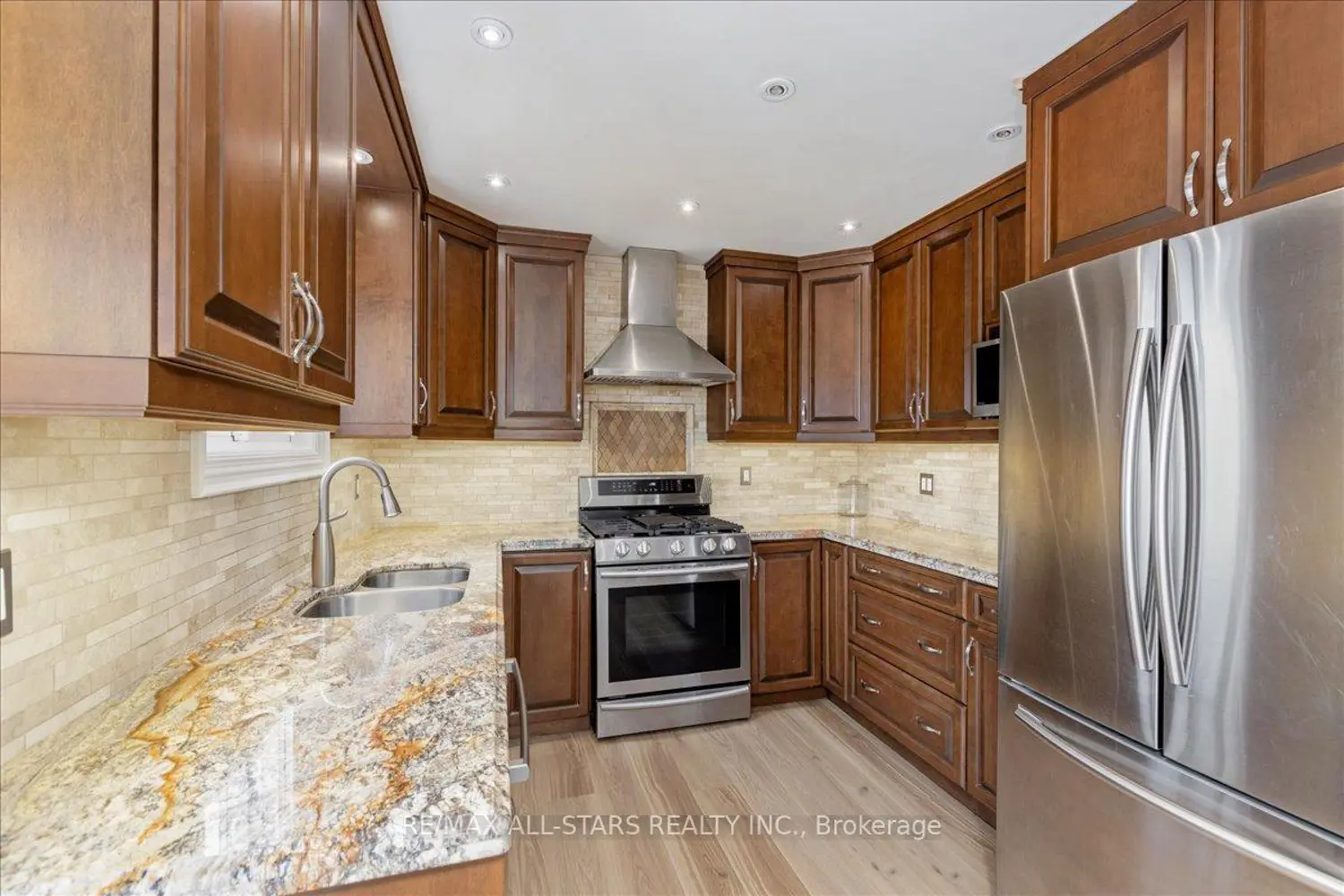 40 Chartwell Crescent photo 3