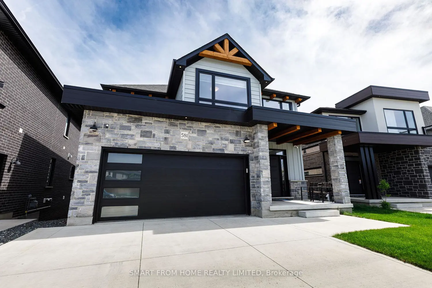 581 Doonwoods Crescent photo 2