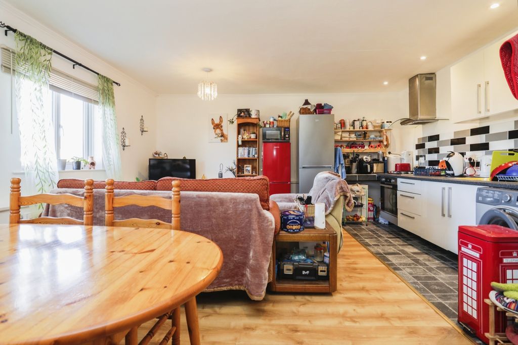 Additional image 4 of 1 bed flat for salePrinces Road, Felixstowe IP11