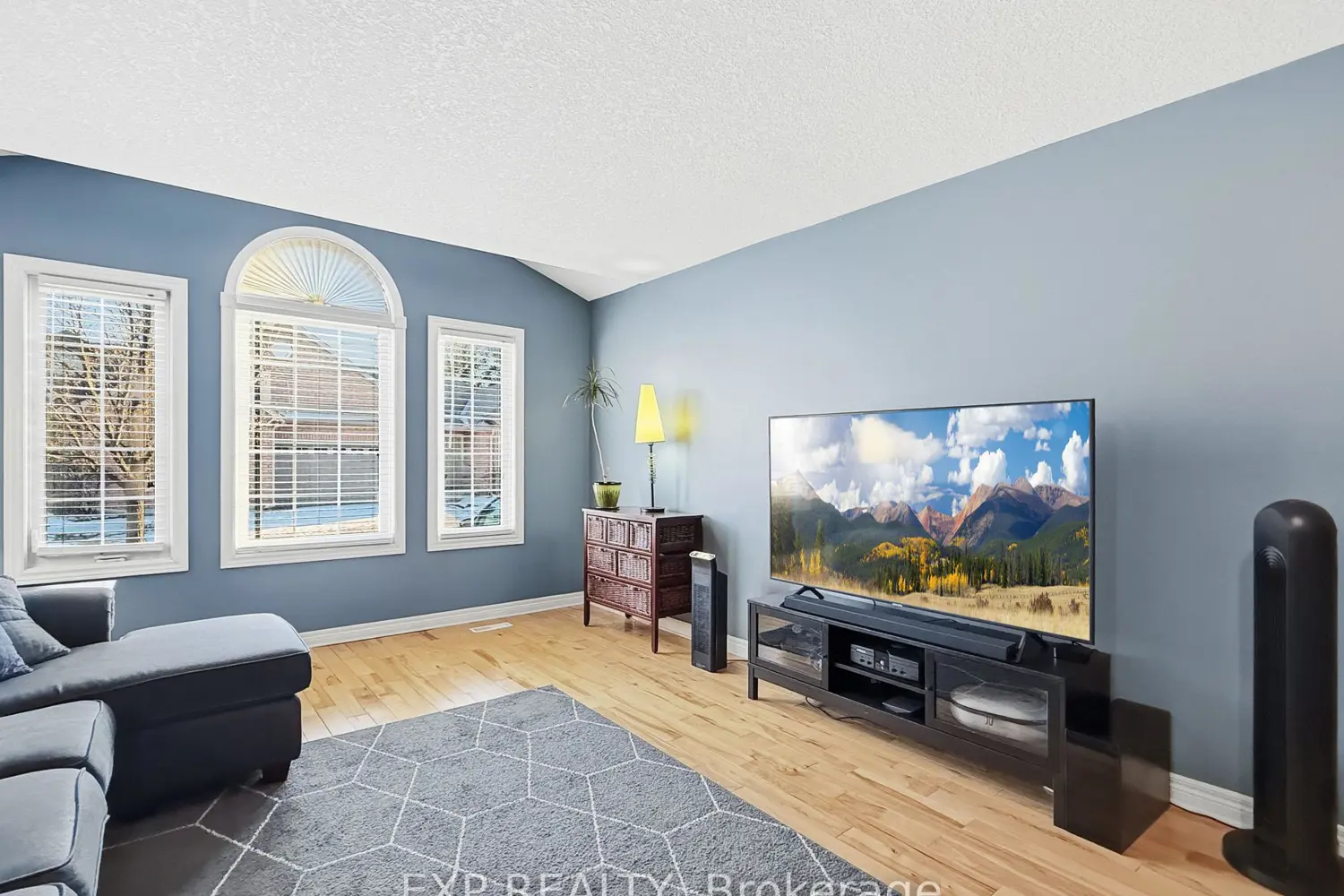 638 Wharncliffe Road 7 photo 3