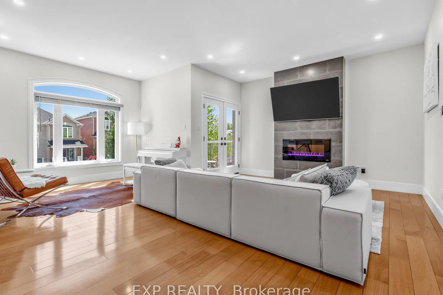 193 Fairlane Crescent photo 2