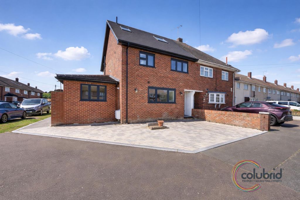 6 bed semi-detached house for saleCrawford Avenue, Grays RM16