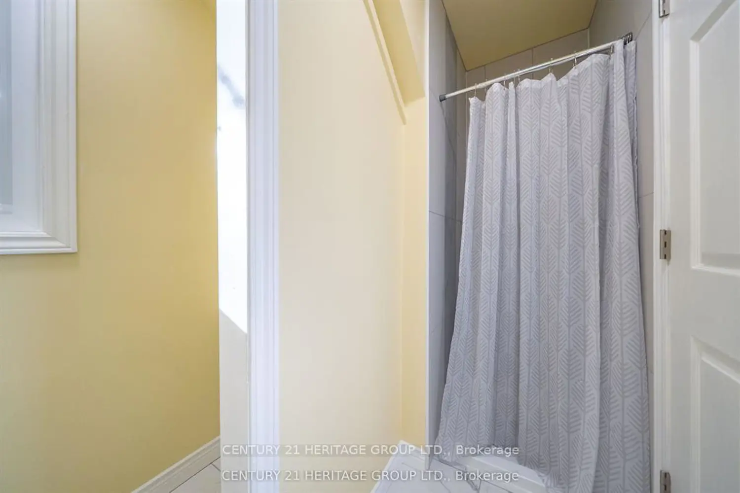 Additional image 3 of 215 Keele Street