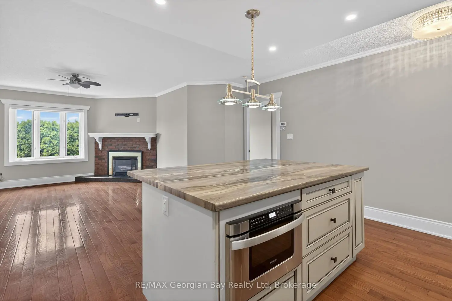 696 King Street 63 photo 4