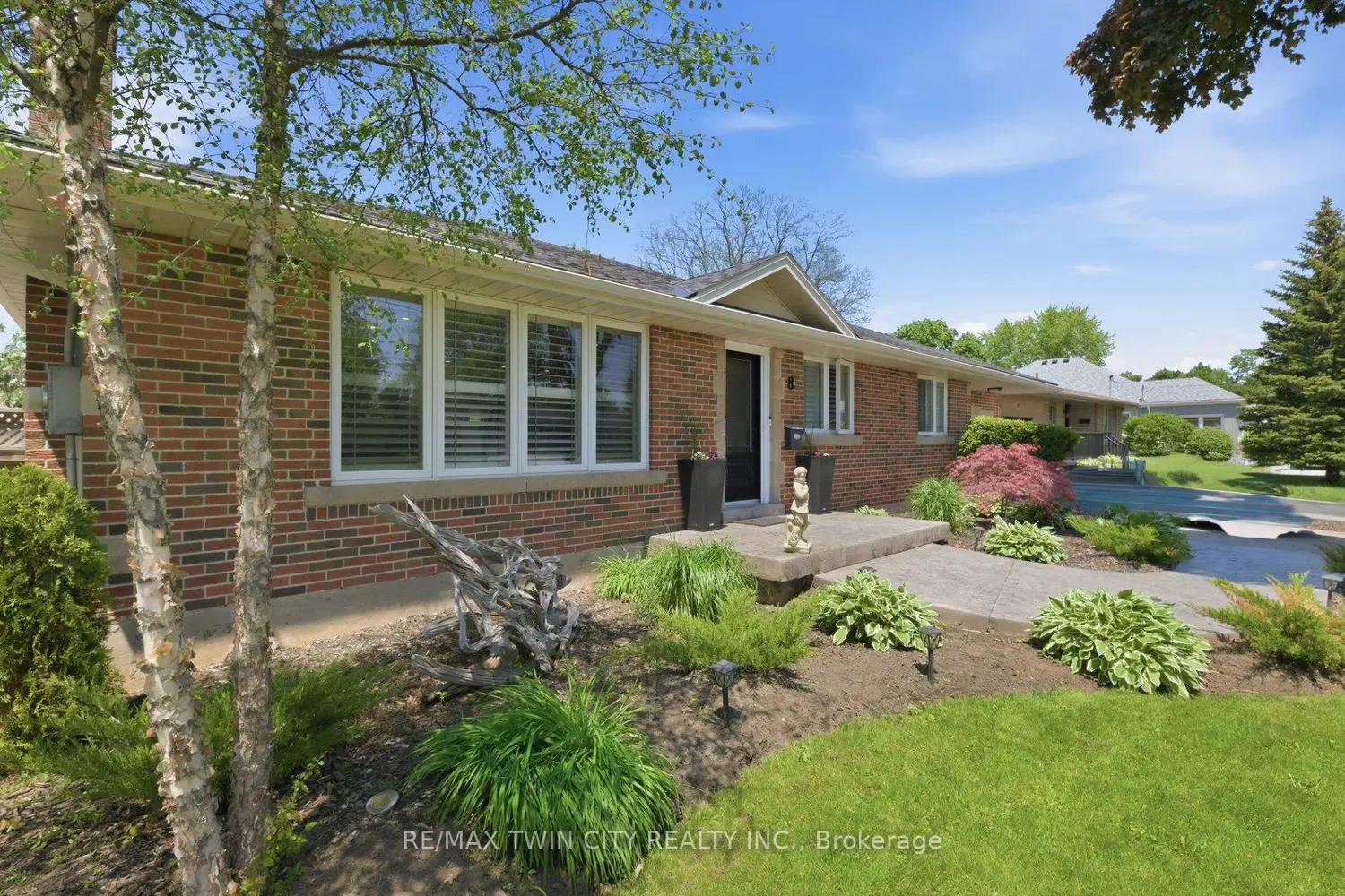 8 Queensway Drive photo 3