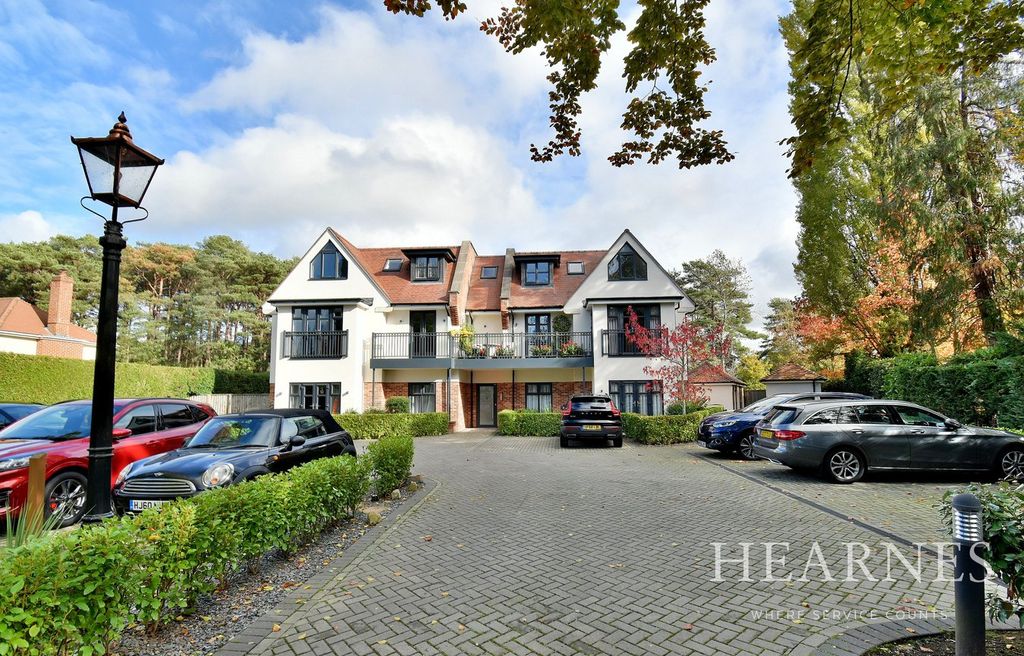 2 bed flat for saleGolf Links Road, Ferndown BH22