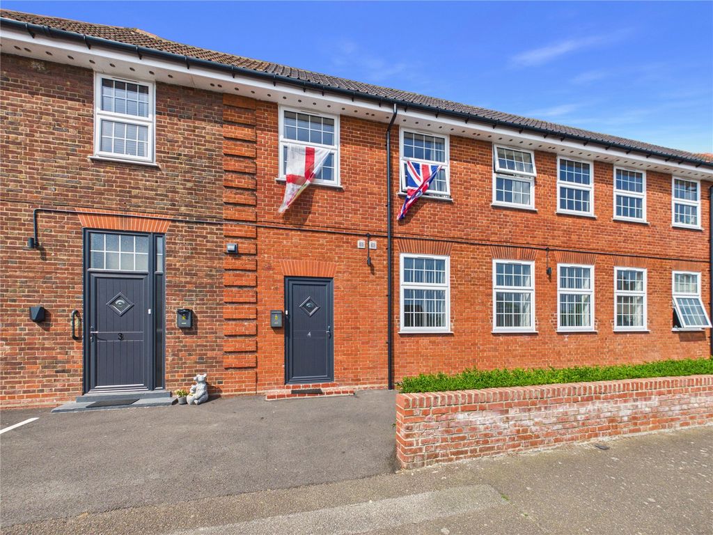 2 bed flat for saleHigh Road West, Felixstowe, Suffolk IP11