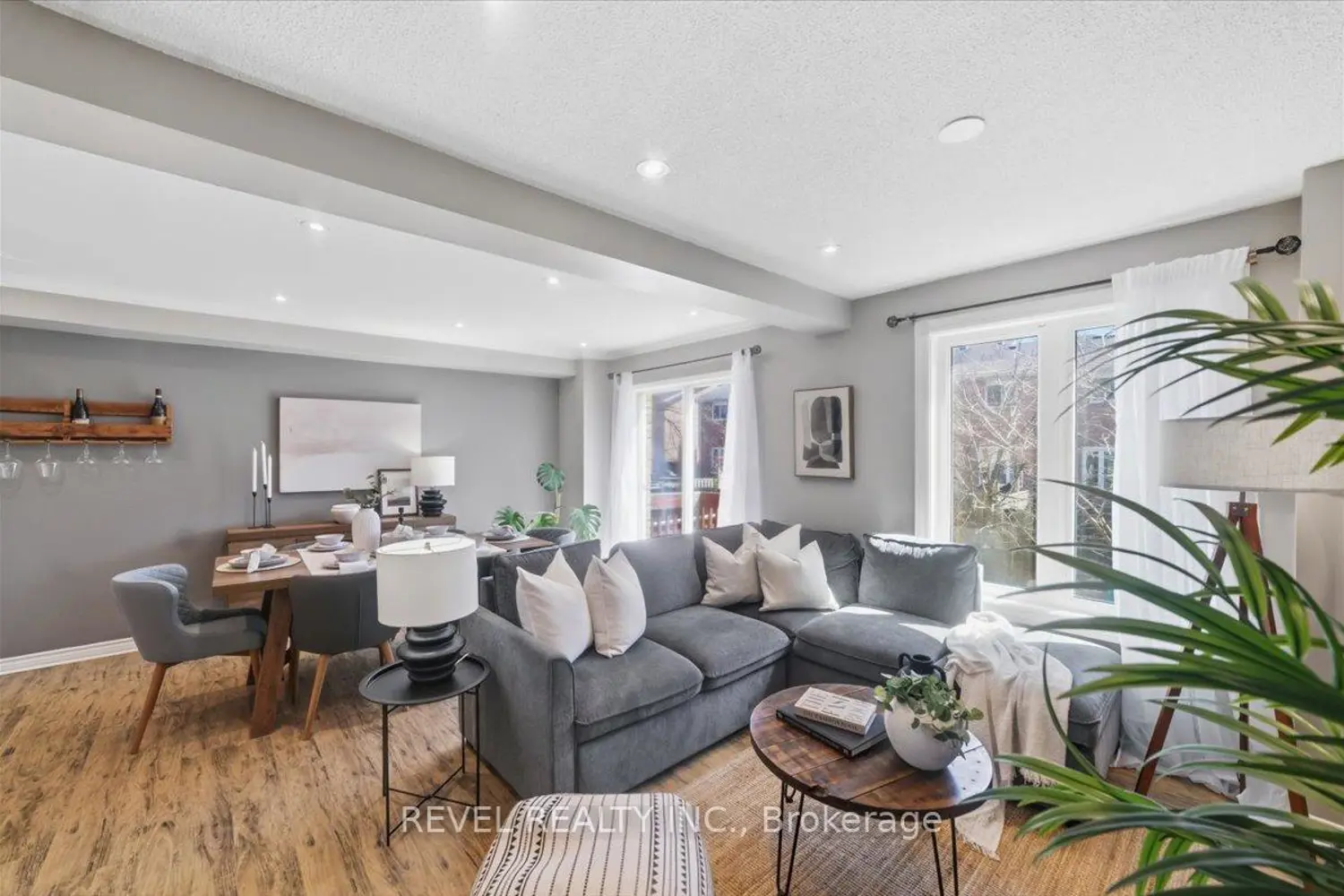 87 Thorp Crescent photo 3