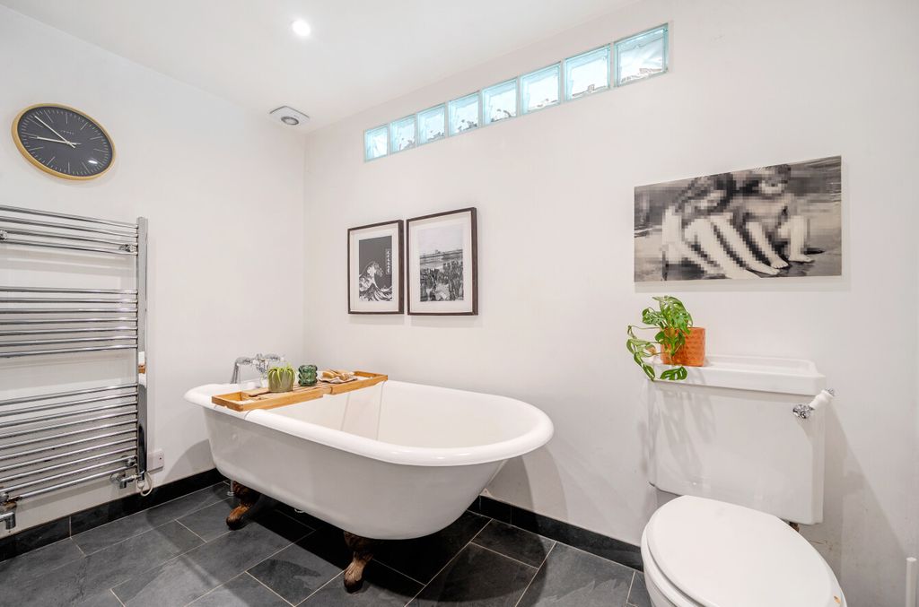 4 bed semi-detached house for saleHighfields, Forest Row, East Sussex RH18 photo 5