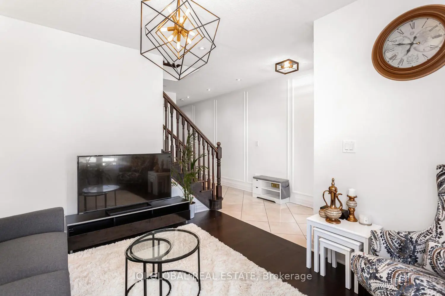 274 Hinton Terrace photo 3