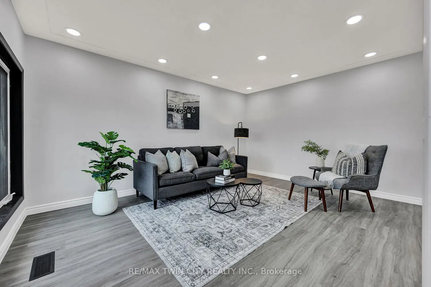 246 Hillcrest Road photo 2