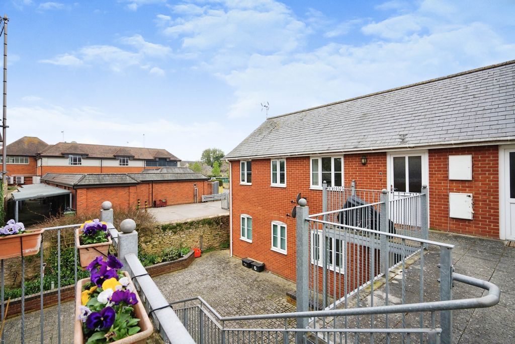 2 bed flat for saleGilberts Lane, Highworth, Swindon SN6