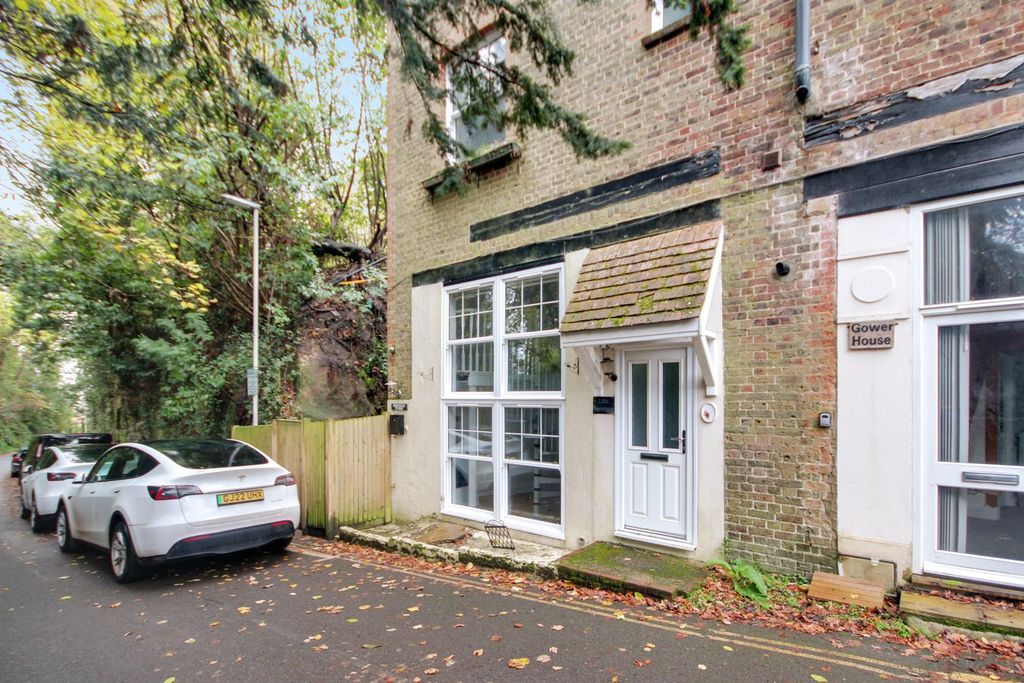 2 bed flat for saleHermitage Lane, East Grinstead RH19