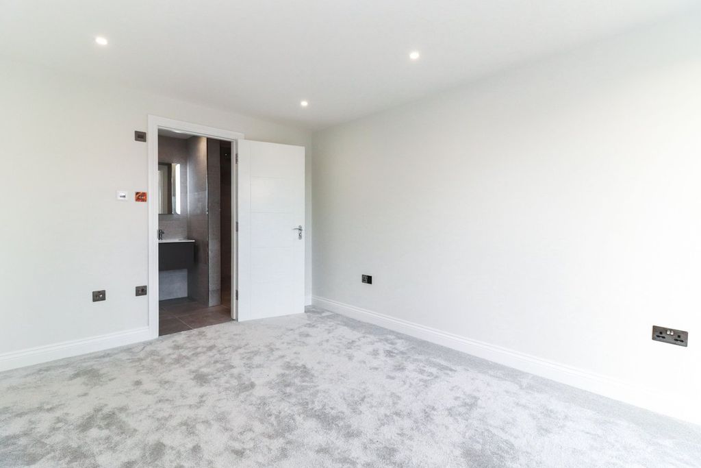 Additional image 7 of 2 bed flat for saleLower Road, Gerrards Cross SL9