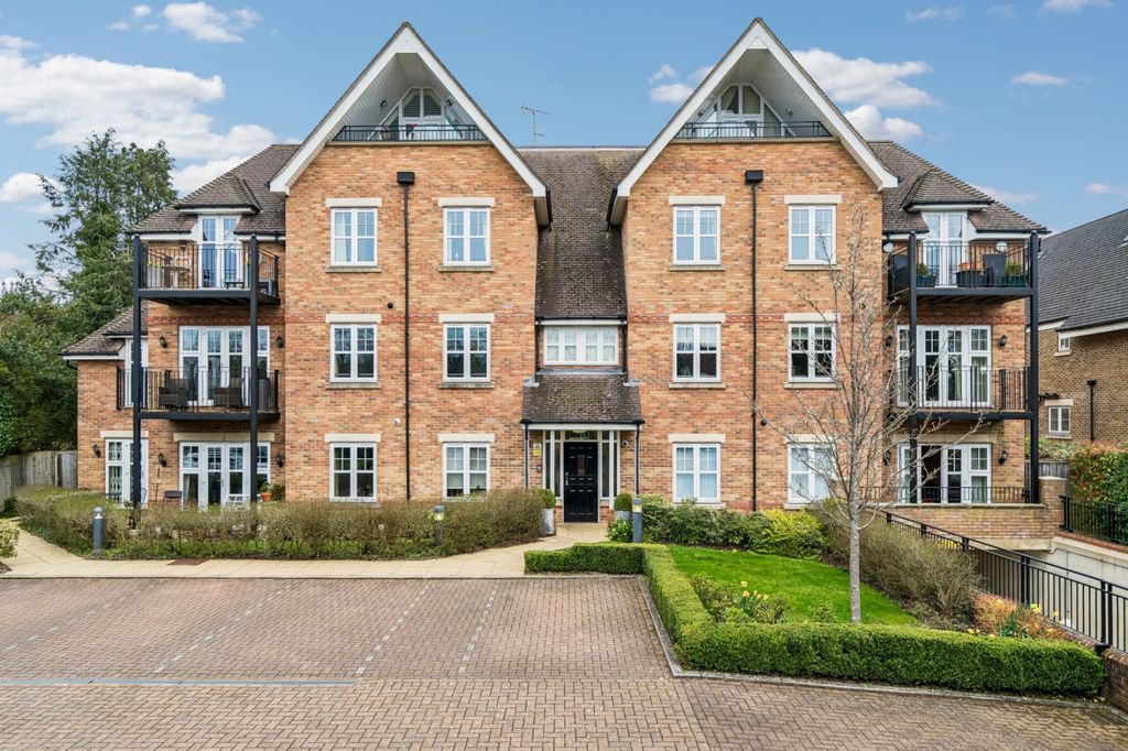 2 bed flat for salePackhorse Road, Gerrards Cross, Buckinghamshire SL9