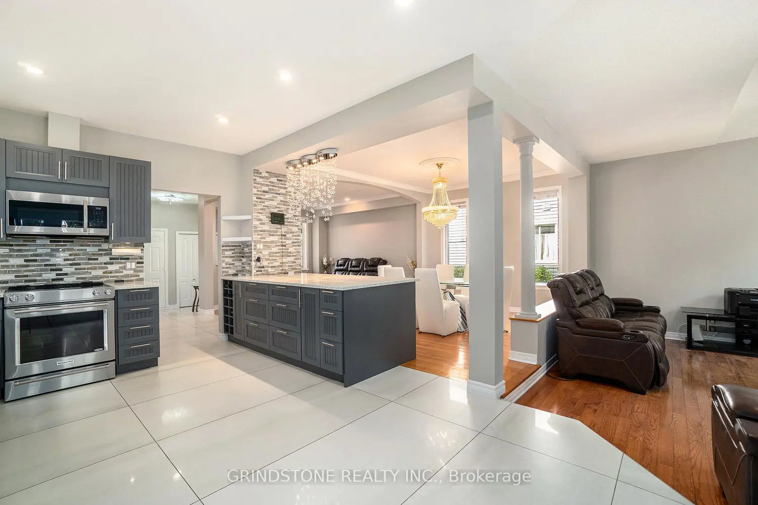 95 Evanshen Crescent photo 5