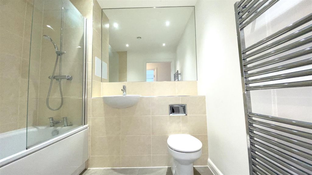 2 bed flat for saleCastleridge Drive, Greenhithe DA9 photo 4